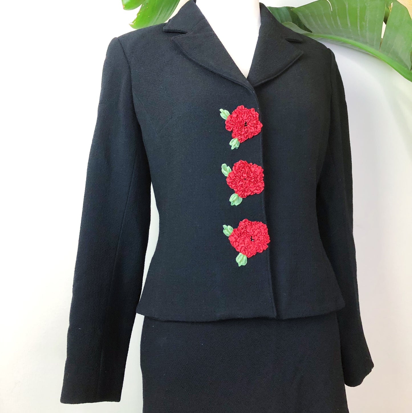 Three Roses Suit